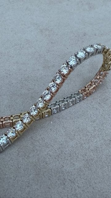 “I can’t decide what metal I want…” 

Good! You don’t have too. This tennis bracelet is made with 14K white, yellow, and rose gold. So you can have it all ✨💎

Style number: 5023312
