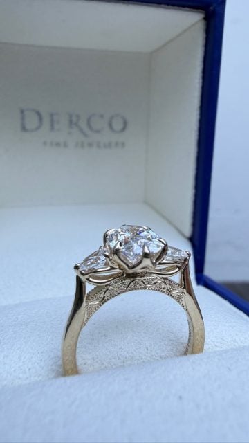 A box we’d love to open again and again and again 💍💙

Let’s look at the details 👇🏼
💎 1.71 carat oval cut diamond center stone 
💎 0.12 carat pear shape diamond side stones
💎 6 prong tulip setting in 14K yellow gold
💎 Etching on bridge 

Style number: 5047658