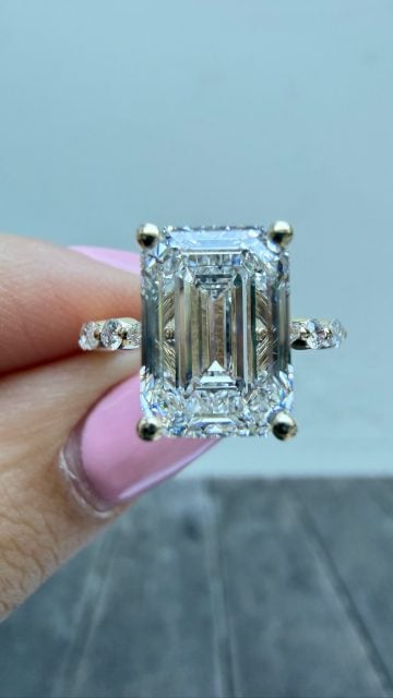 A perfect 3.84 carat emerald cut diamond engagement ring with a hidden halo, set in a 14K yellow gold band with marquise and round brilliant cut diamonds ππππ€
Style number: 5066023