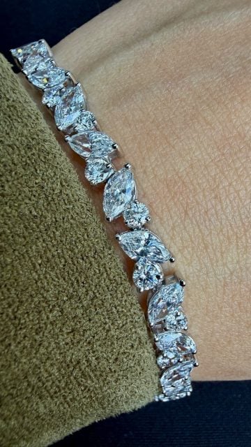 Mixed shaped diamonds are in this year πππ
This 7.66 carat diamond bracelet has a gorgeous mix of marquise shaped diamonds and round brilliant cut diamonds set in 14K white gold!
Style number: 5023313