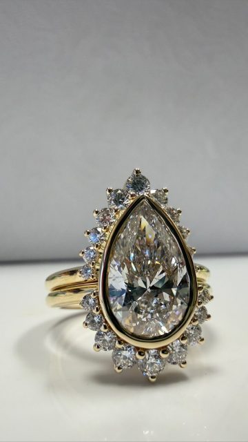 Talk about a perfect fit 💙💙

This 2.56 pear shape diamond found its perfect match in this custom wedding band!

Style number: 5065741