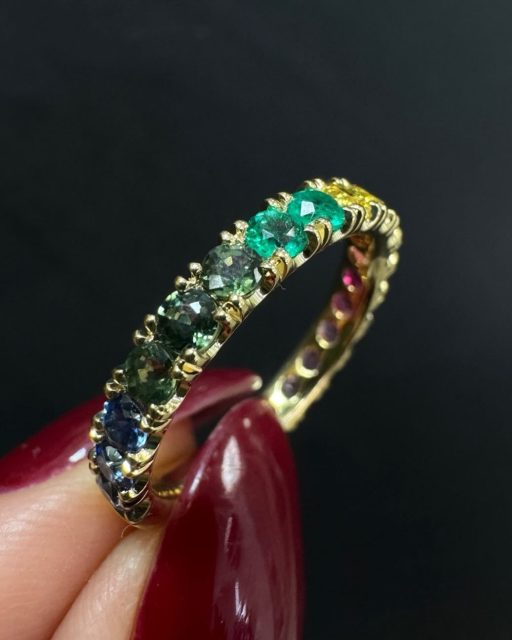 Who remembers this custom rainbow gemstone band?!
Raise your hand if you need your own custom band πββοΈ
Style number: 325033