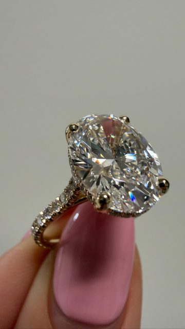 Can’t stop thinking about this 5ct oval cut engagement ring…

The full details? This oval cut diamond sits in a pave, 14K yellow gold diamond band with a hidden halo ✨💎

Style number: 5070439