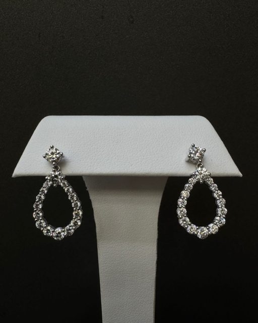 Diamond earrings of the day 💎 2.03 carat diamond drop hoop earrings set in 14K white gold! 💙

Style number: 778001