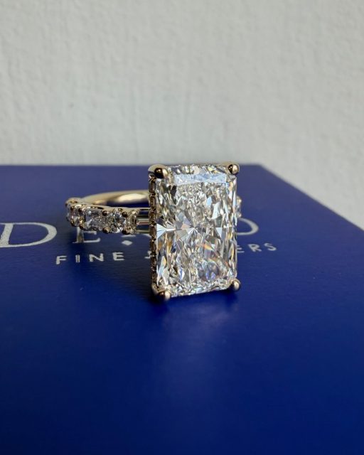 Diamond of the day: This 3.25 carat radiant cut engagement ring with a hidden halo & diamond band 💍💎

Style number: 5072083