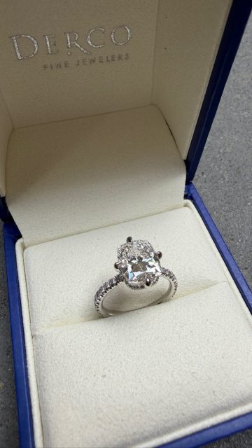 A 3.58 cushion cut diamond in a 4 prong white gold setting with a pave band 💍

DM for questions 💫

Style number: 5069284