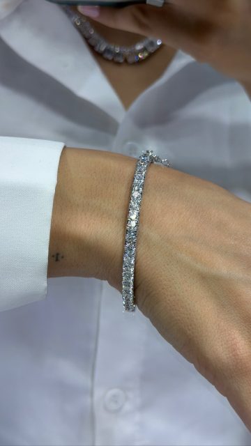 Cant. Stop. Staring. 

This 5 carat bangle is simply perfect. 

Style number: 762775