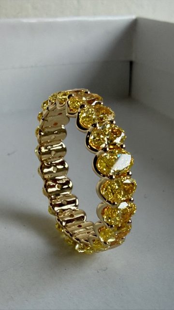 In our colored gemstone band era 💛💎

Style number: 5066811