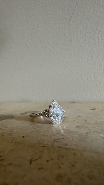 This 2.50 carat pear shape diamond + the details of the side stones = a stunning engagement ring ππ
Style number: 5082213 This 2.50 carat pear shape diamond + the details of the side stones = a stunning engagement ring ππ
Style number: 5082213